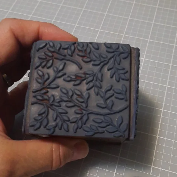 Foliate Texture Cube Rubber Stamp - Picture 5 of 5